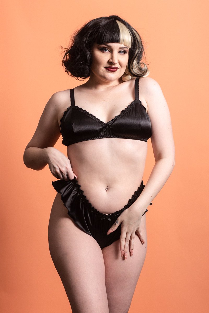 DesvalidoAU's tweet photo. Lila Luxx in black 🖤😍 @bombshellburlyq https://t.co/fdOpLPtjFb