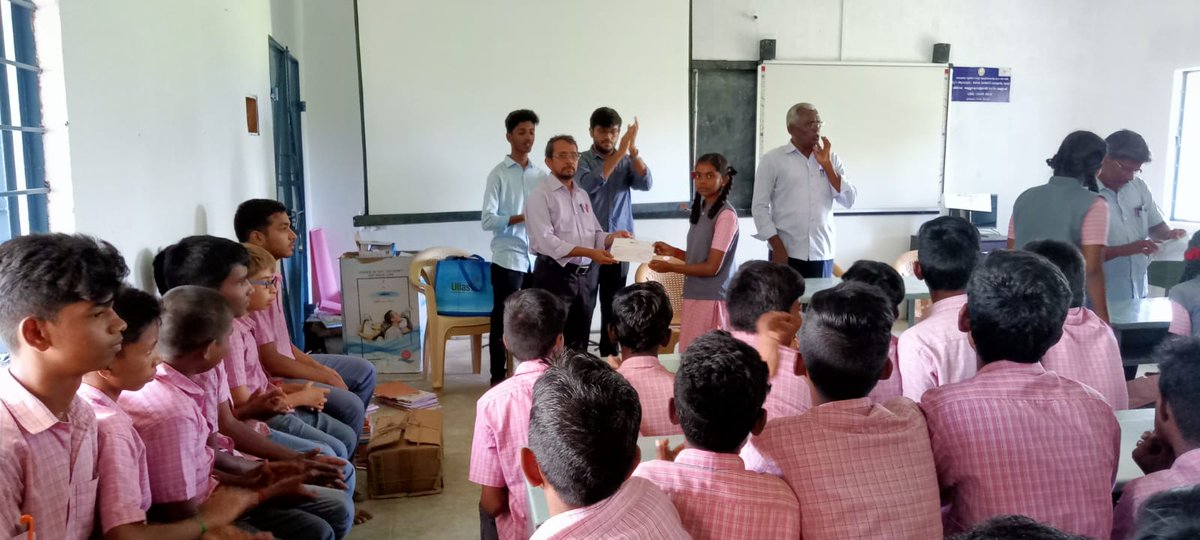 sfsoffl's tweet photo. Members from STUDENTS FOR STUDENTS ORGANIZATION Visited Government Schools in Udumalpet along with BIT-RRC and Ulla's trust and gave a glimpse to students' aspirations.
#letsgivehands #studentsforstudents #studentteam https://t.co/3gCMZxzcjp