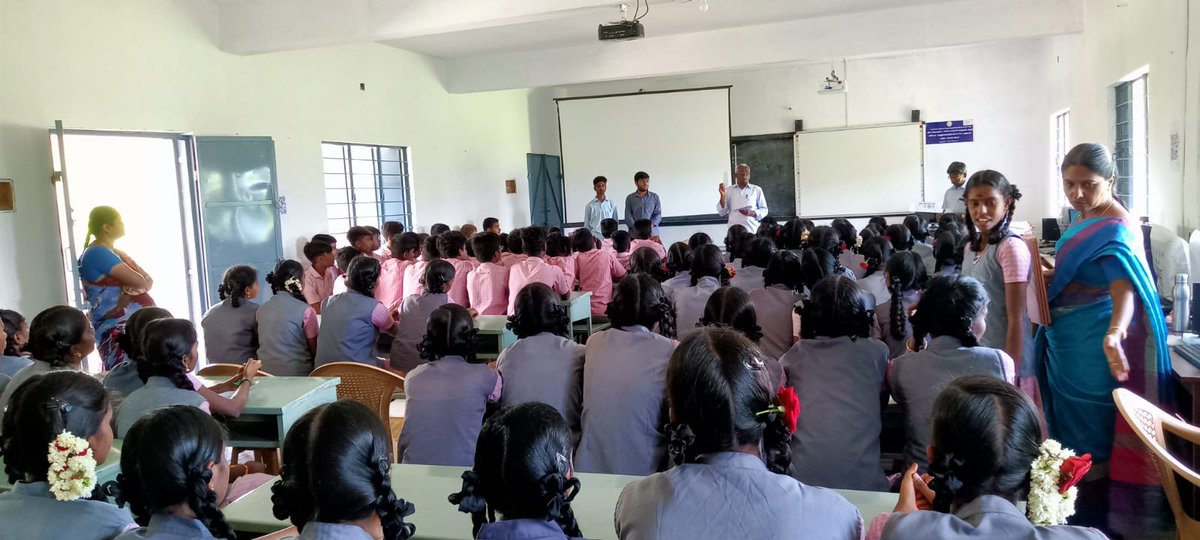sfsoffl's tweet photo. Members from STUDENTS FOR STUDENTS ORGANIZATION Visited Government Schools in Udumalpet along with BIT-RRC and Ulla's trust and gave a glimpse to students' aspirations.
#letsgivehands #studentsforstudents #studentteam https://t.co/3gCMZxzcjp