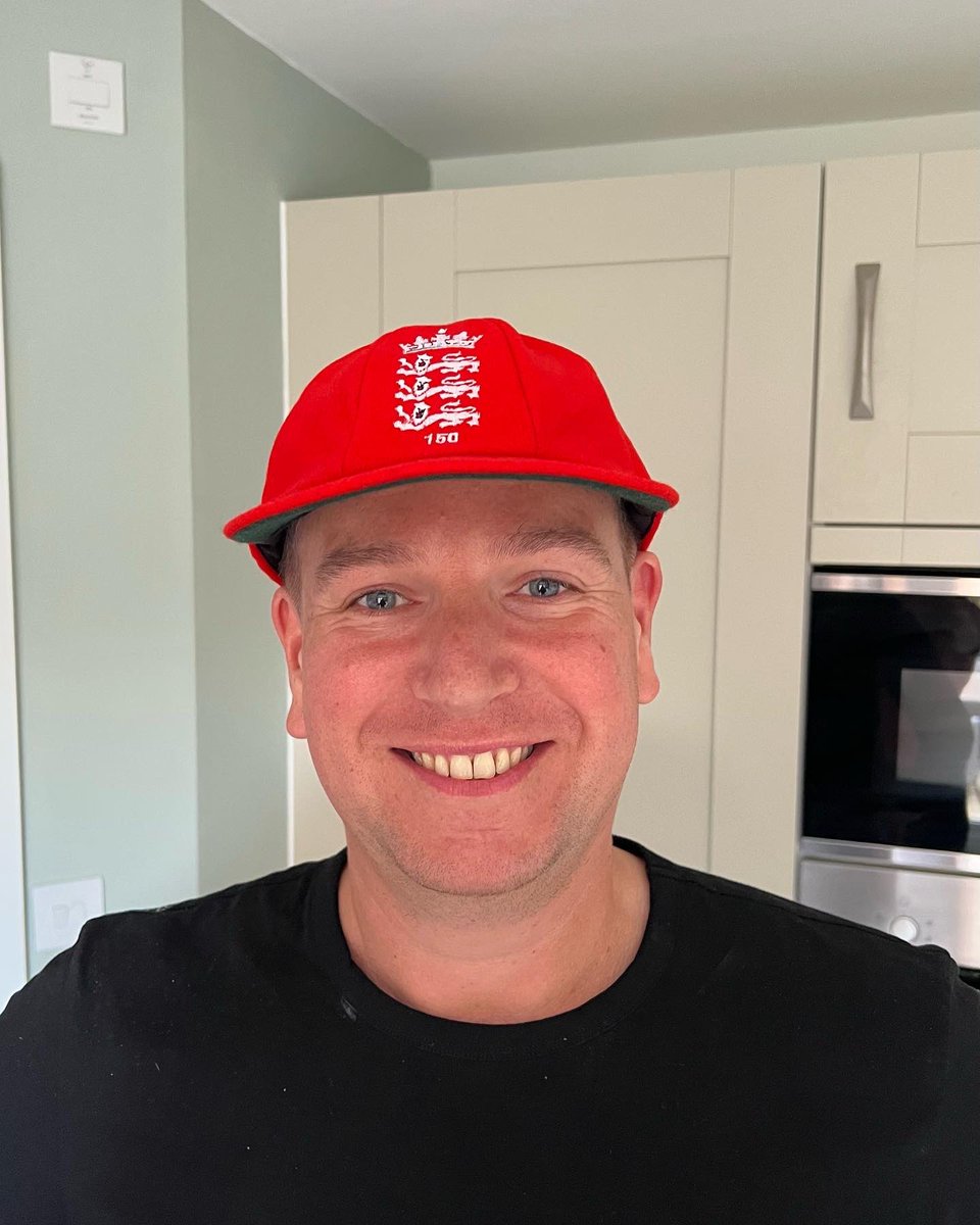 vmertz's tweet photo. @StuartBroad8 Pleased to have your cap for a great cause #redforruth https://t.co/Il0EvEQTvG