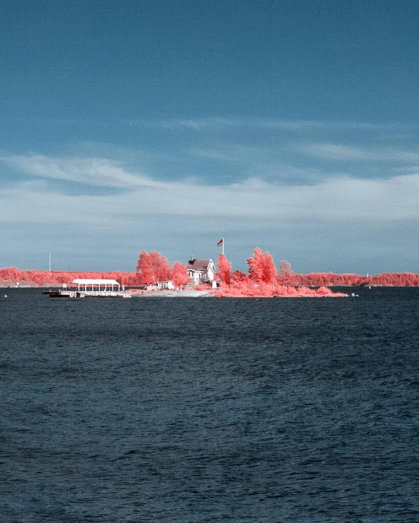 Some island in Helsinki is flying the Ukrainian flag… or is it Indonesian in infrared?

 #helsinki #infrared #finland #infraredphotography #myhelsinki #infraredphoto #visithelsinki #infraredworld #visitfinland #infrared_images #helsinkiofficial #crea… https://t.co/LyfR2ZBhII https://t.co/J9cLvFcWGu