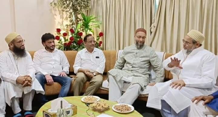 AIMIM_Nampally's tweet photo. Elders of Bohra Community felicitate #AIMIM President Barrister @asadowaisi Saab in Gujarat. https://t.co/uQ44EFkEI1