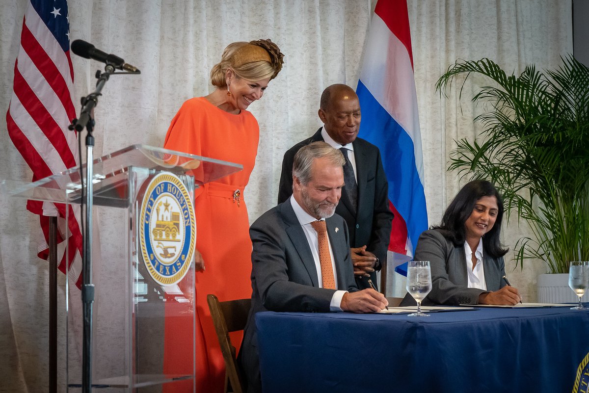 Resilient Cities Network (@rcitiesnetwork) on Twitter photo R-Cities member cities <a href="/rotterdam/">Gemeente Rotterdam</a> & <a href="/HoustonTX/">City of Houston</a> signed an agreement to promote knowledge sharing, innovation & entrepreneurship between the cities to strengthen urban resilience. We are excited about this impactful collaboration that will help build a more resilient future. R-Cities member cities <a href="/rotterdam/">Gemeente Rotterdam</a> & <a href="/HoustonTX/">City of Houston</a> signed an agreement to promote knowledge sharing, innovation & entrepreneurship between the cities to strengthen urban resilience. We are excited about this impactful collaboration that will help build a more resilient future.