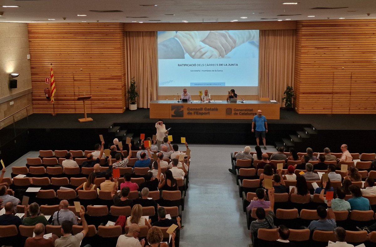 Atletisme_FCA's tweet photo. 👏🏽En marxa la Diada de l'Atletisme català 2022!
Hem començat amb una Assemblea extraordinària, i ara:
🔴 Atenció podeu seguir per streaming el Fòrum de Clubs (11:30 h) i la Festa de l'Atletisme d'aquesta nit 👇🏽
https://t.co/gXRLbm8Efm

#DiadaFCA22 https://t.co/40TtsRncDD