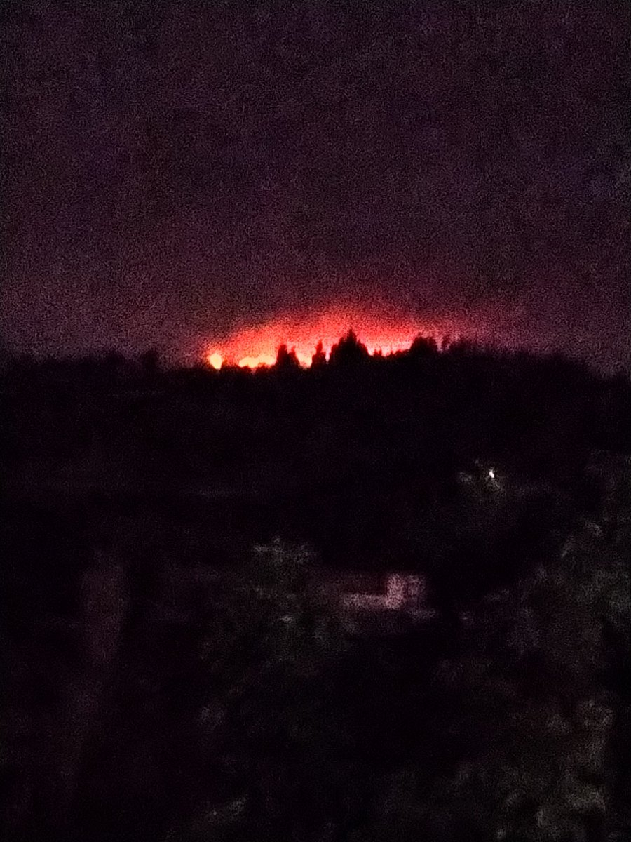 dawnpunter's tweet photo. Watching the wildfires of #LosGuajares &amp; #elvalledelecrin 
last night from our house in Motril. @Plan_INFOCA are busy fighting on night 2 of the blaze. https://t.co/2ayM2ypgxy