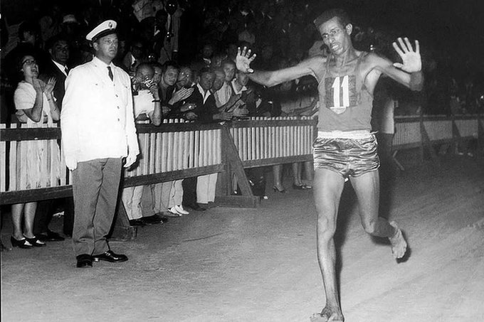 Ni Nike ni Adidas... es un 10 de septiembre de 1960 en los Juegos Olímpicos y el etíope Abebe Bikila gana la maratón corriendo descalzo.