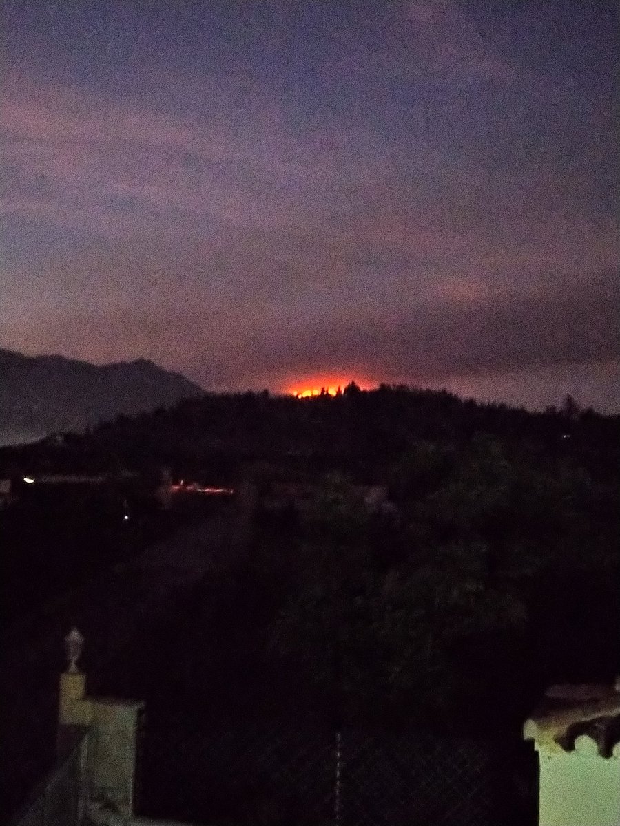 dawnpunter's tweet photo. Watching the wildfires of #LosGuajares &amp; #elvalledelecrin 
last night from our house in Motril. @Plan_INFOCA are busy fighting on night 2 of the blaze. https://t.co/2ayM2ypgxy