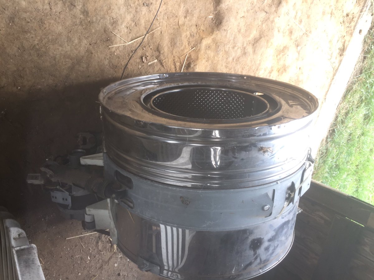 Currently planning a new windturbine at Akademie für Suffizienz. We’d like to use a washing machine drum as rotating element this time. Advantage here is that we have the motor and bell already attached.