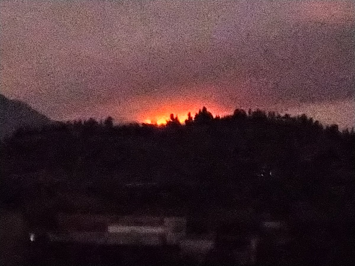 dawnpunter's tweet photo. Watching the wildfires of #LosGuajares &amp; #elvalledelecrin 
last night from our house in Motril. @Plan_INFOCA are busy fighting on night 2 of the blaze. https://t.co/2ayM2ypgxy