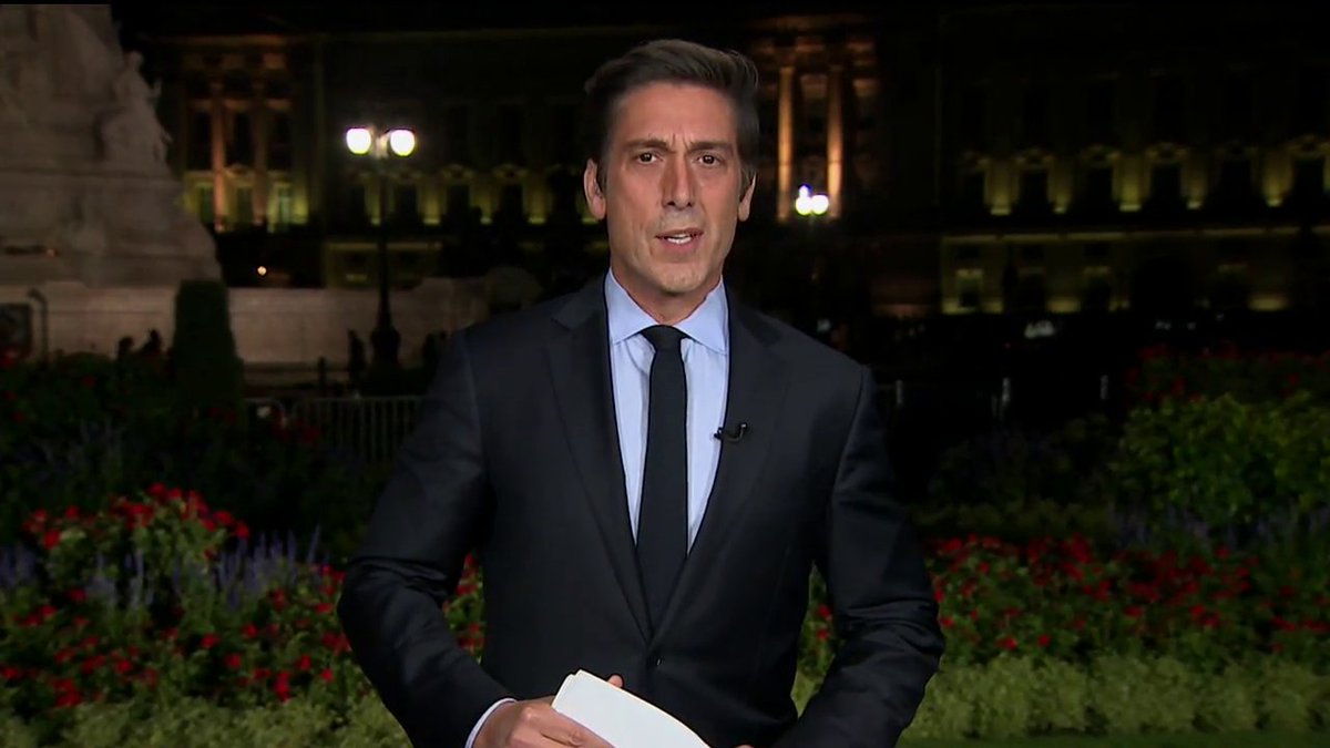 thomas02q's tweet photo. 🖤🖥🇺🇲 @DavidMuir aussi à Londres pour présenté le JT de ABC, largement consacré à la famille royale
@JamesAALongman aussi à Londres
#ABCWorldNewsTonight #QueenElizabeth #KingCharlesIII #ABC https://t.co/PcLtP7dVnd