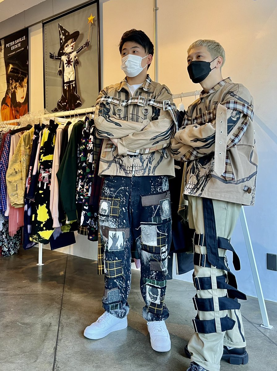 K_A_N_E_Y_A_N's tweet photo. 最高のジャケットを手にしてご満悦の2人👬💕
Shunyaさんありがとう☺️
#kidill #corbys #BondageJacket https://t.co/WSqUPgfGTT