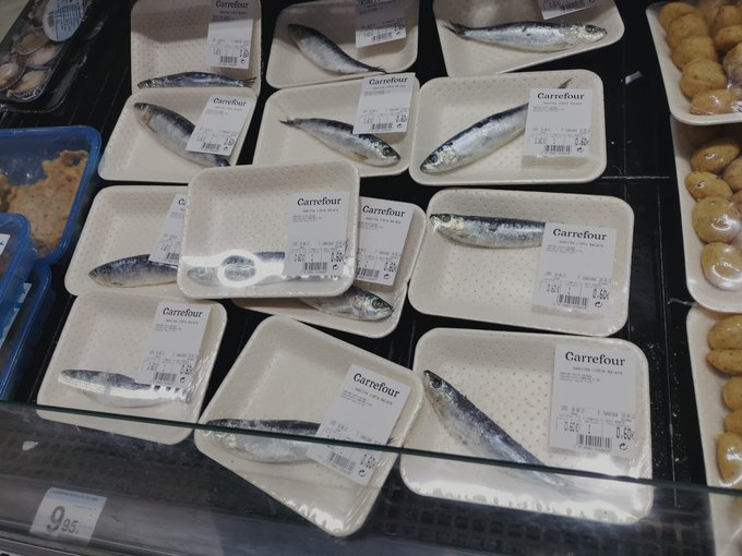 Leah_A_Goldberg's tweet photo. La Ministra de Treball @Yolanda_Diaz_ es va reunir amb Carrefour, per topar preus i abaratir la cistella de la compra, el resultat és que a partir d'ara empaquetaran certs aliments individualment perquè no es noti tant que no li fan ni cas. 1 sardina 60 ctms!!
pic @CarlesOliver1 https://t.co/Lta5NxUI0Y