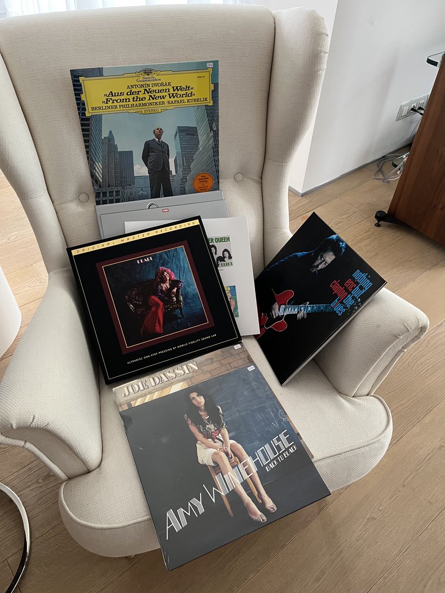 JKadanik's tweet photo. New arrivals. #weekendpleasures https://t.co/pJhdPYHuOz