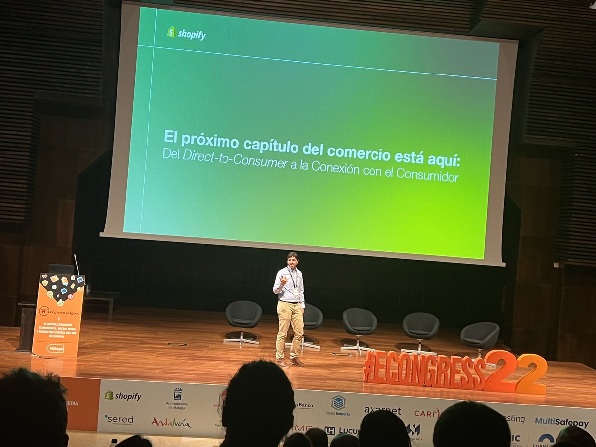 MarianSCastan's tweet photo. #eCongress22 | @eCongressMalaga 
🗣💬 ‘El nuevo comercio: del D2C al C2C para llegar a donde están los consumidores‘. Gonzalo Torres, @gontp, Director General de @Shopify 
“Después de la #pandemia, el 80% de los españoles hemos cambiado nuestra forma de compra” https://t.co/stBzIknv6t