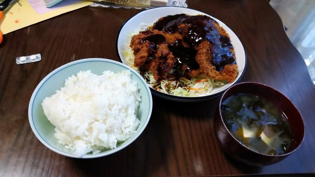 今日の晩御飯です。
トンカツと志賀島さんワカメの味噌汁です。
トンカツの衣は片栗粉と白玉粉を1対1で作ったもので作りました。
美味かった。