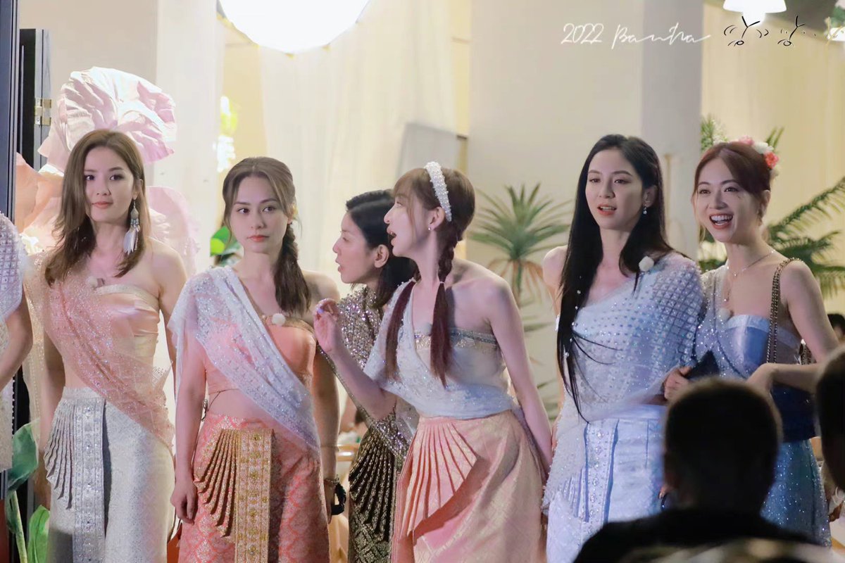 JiajiaLouise's tweet photo. 中秋快乐姐姐们~
#浪里点灯 #SIXTA https://t.co/1tsCiKHcLV