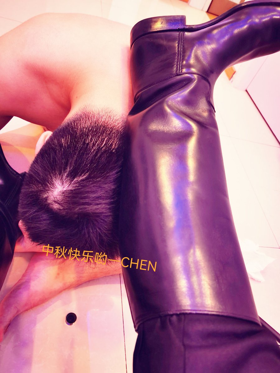 masterChenC's tweet photo. 中秋快乐
看看他努力舔靴的模样 https://t.co/y6jevkudt4