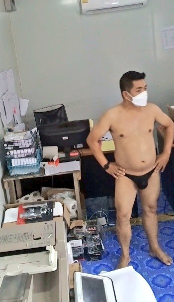 nut0988's tweet photo. สภาพไอ้อ้วนจากฝนมาทำงาน  เปียก  แก้ผ้าทำงานสิครับ https://t.co/AItRIXogD7