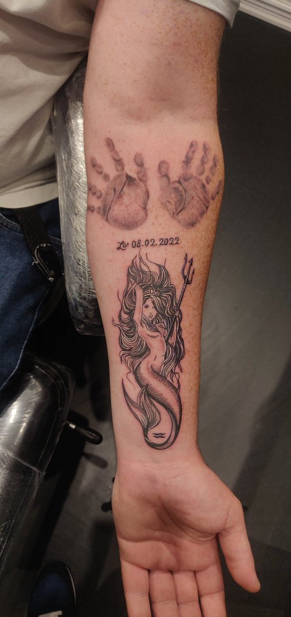 BellocDK's tweet photo. Totally forgot to post the final result:
#prouddad #tattoodesign #TattooedDaddy #lovemydaughter #slickdaddy https://t.co/Z1BIExrfqC