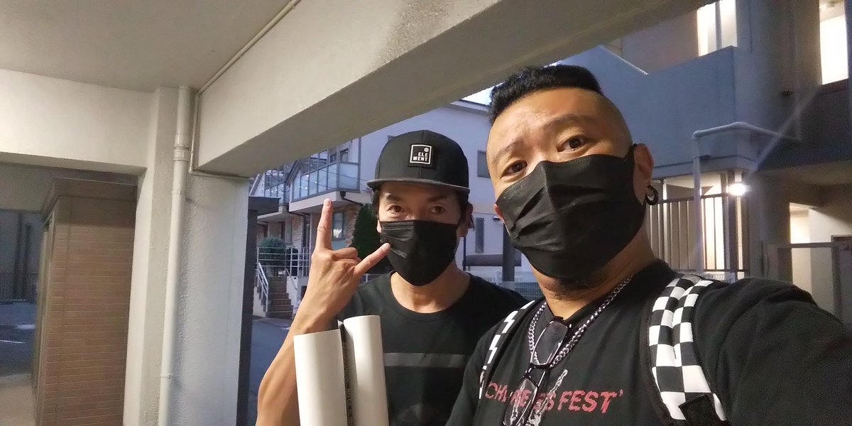 angelgojyu's tweet photo. 映画BUGSⅡのポスターを
引き取りに
BILLY監督に会いに行ってきやした!
ちょっと寄るつもりが
あっという間に1時間以上も
話しちゃったよ
がはははは~!
忙しいのにありがとう~!
さておいらはリハーサルに
行くど~!
#BUGSII
#BUGS2
#10月2日
#渋谷
#ユーロライブ
#BILLY
#ANGELGOJYU https://t.co/PGpXDKkFrR