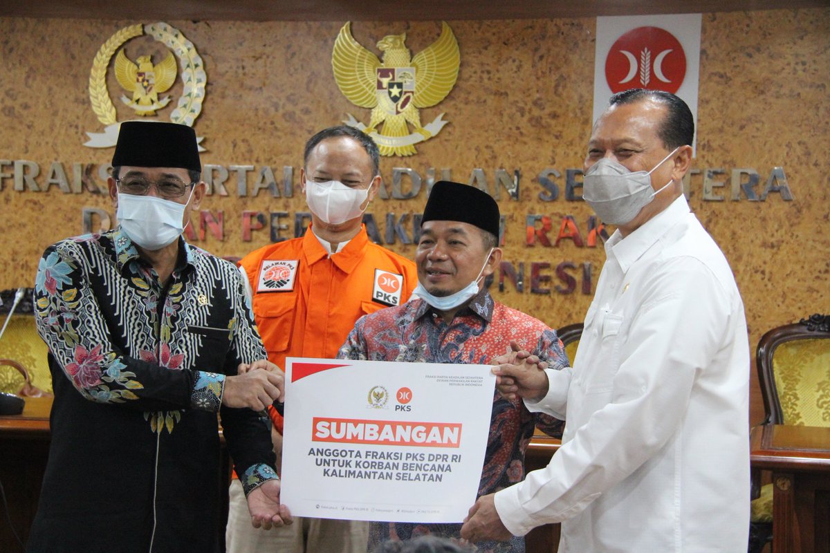FPKSDPRRI's tweet photo. Yang ditanya sama oposisi "Hey PKS " 👇
‼️Potong gaji dong?  Sudah ✅️
‼️Hak angket dan Interpelasi dong ? Sudah ✅️
‼️UU cipta kerja, IKN, Kereta cepat Tolak dong ? Sudah ✅️
‼️Diem aja di Parlemen? Walkout ✅️
‼️Demo dong? Sudah ✅️

Lalu yang disana gak ditanya? 🇲🇨 https://t.co/eMXxf1bPPM