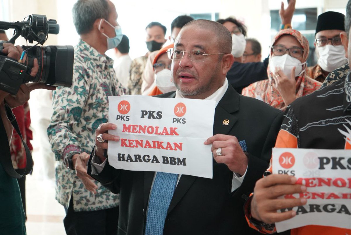 FPKSDPRRI's tweet photo. Yang ditanya sama oposisi "Hey PKS " 👇
‼️Potong gaji dong?  Sudah ✅️
‼️Hak angket dan Interpelasi dong ? Sudah ✅️
‼️UU cipta kerja, IKN, Kereta cepat Tolak dong ? Sudah ✅️
‼️Diem aja di Parlemen? Walkout ✅️
‼️Demo dong? Sudah ✅️

Lalu yang disana gak ditanya? 🇲🇨 https://t.co/eMXxf1bPPM