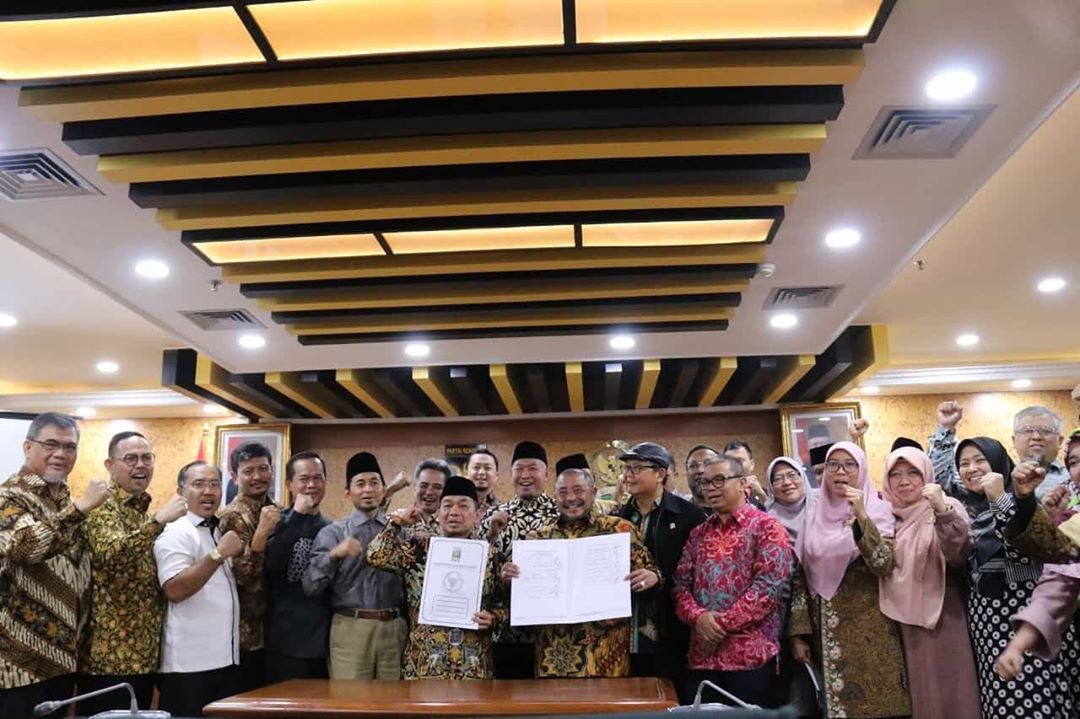 FPKSDPRRI's tweet photo. Yang ditanya sama oposisi "Hey PKS " 👇
‼️Potong gaji dong?  Sudah ✅️
‼️Hak angket dan Interpelasi dong ? Sudah ✅️
‼️UU cipta kerja, IKN, Kereta cepat Tolak dong ? Sudah ✅️
‼️Diem aja di Parlemen? Walkout ✅️
‼️Demo dong? Sudah ✅️

Lalu yang disana gak ditanya? 🇲🇨 https://t.co/eMXxf1bPPM