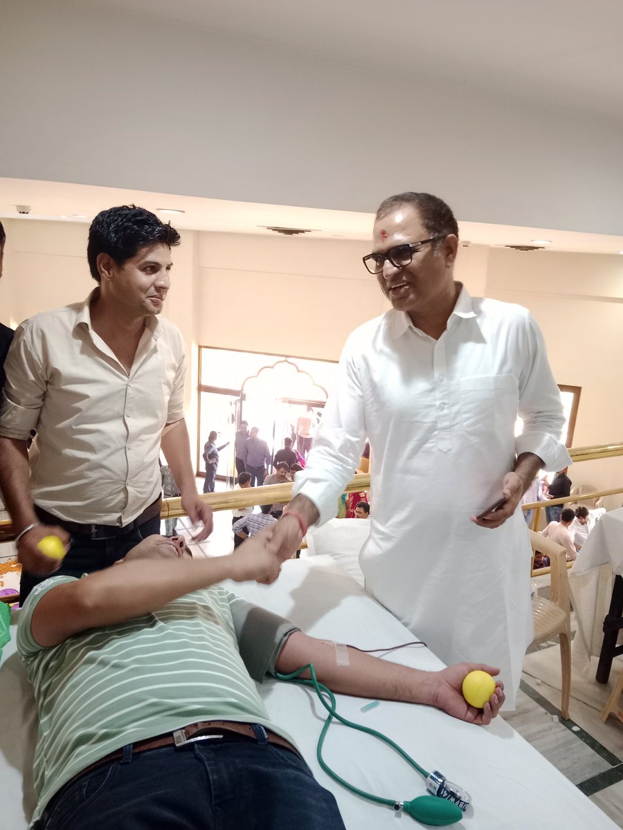 SUNILSI88082337's tweet photo. 🙏 1 महीना धरना दिया, महोदय जी आपके जन्मदिन पर रक्तदान किया, महोदय फिर भी नर्सिंग भर्ती मै पद वृद्��ि नही हुई है l 2001 पदो की फाइल वित्त स्वीकृति के लिए वित्त विभाग में पिछले 1 महीने से है, अतः आदरणीय CM साहब जल्द इन पदों को स्वीकृति देकर नर्सेज का भला करे l
🙏अखिल अरोरा साहब 🙏 https://t.co/OsI5eP1W6h