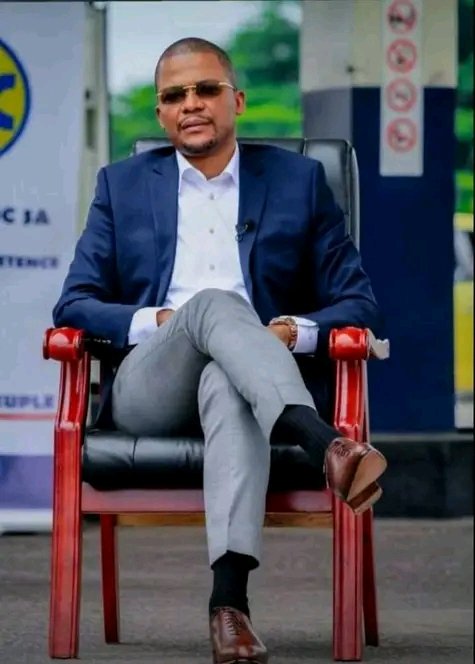 Florydangoma520's tweet photo. 🚨 Samedi #Djalelo " Le super mec, l'argentier de la première dame 🤣😜 https://t.co/nTnf3D2YJO