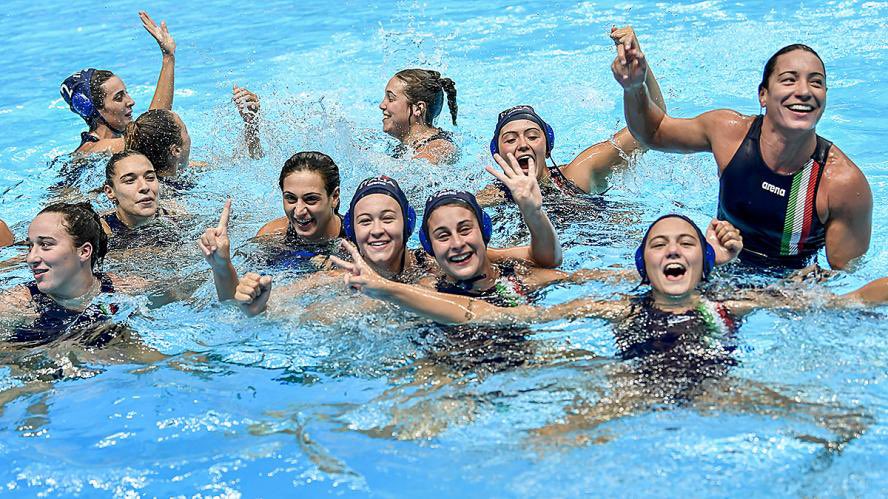 7rosaWP's tweet photo. MEDAGLIA DI BRONZO!!! 🥉🥉🥉

#Italia-#Olanda 16-13
Una partita da montagne russe
Un quarto tempo imperioso (6-1)
Braccia al cielo per il bronzo europeo
#Setterosa sul podio dopo 6 anni
Brave a noi e grazie a voi per il vostro sostegno ❤️

#7rosa 💪🏽🇮🇹💙
#wp2022split
📸 @DBM_Media https://t.co/D9M56cQDWo
