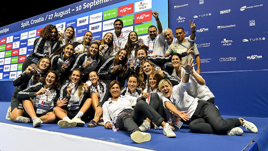 MEDAGLIA DI BRONZO!!! 🥉🥉🥉

#Italia-#Olanda 16-13
Una partita da montagne russe
Un quarto tempo imperioso (6-1)
Braccia al cielo per il bronzo europeo
#Setterosa sul podio dopo 6 anni
Brave a noi e grazie a voi per il vostro sostegno ❤️

#7rosa 💪🏽🇮🇹💙
#wp2022split
📸 <a href="/DBM_Media/">DBM Deepbluemedia</a>