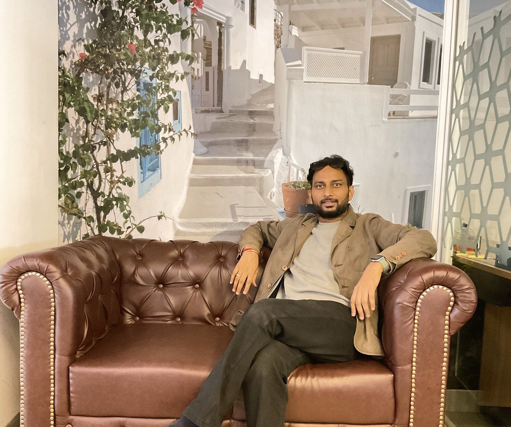 iAnkurMishra's tweet photo. In the end
It'll be as if I never was.

And only I'll be left
with track marks
on my soul.

#SaturdayOffice @kavishala @ForeanTech https://t.co/79WDZcV5Cl