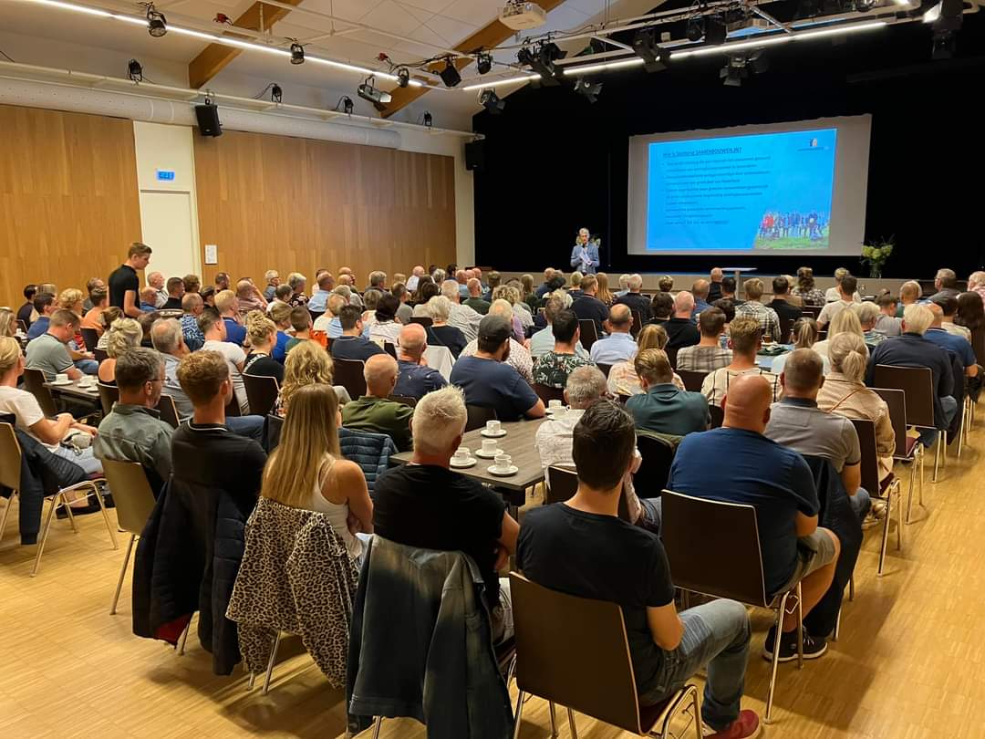 AadvanLeeuwen's tweet photo. Grote opkomst en interesse voor CPO project in Heusden, gemeente Asten. #samenbouwen #CPO #Asten #Heusden #dorpsoverleg #Vastgoedregisseur https://t.co/s9SCqs5dl8
