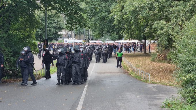 Die Polizei bringt die Braunschweig-Fans vom Bahnhof Fischerhof &uuml;ber die Br&uuml;cke am Lodemannweg zum Stadion<a href="/tag/h96ebs"class="tags"><span>#h96ebs</span></a>