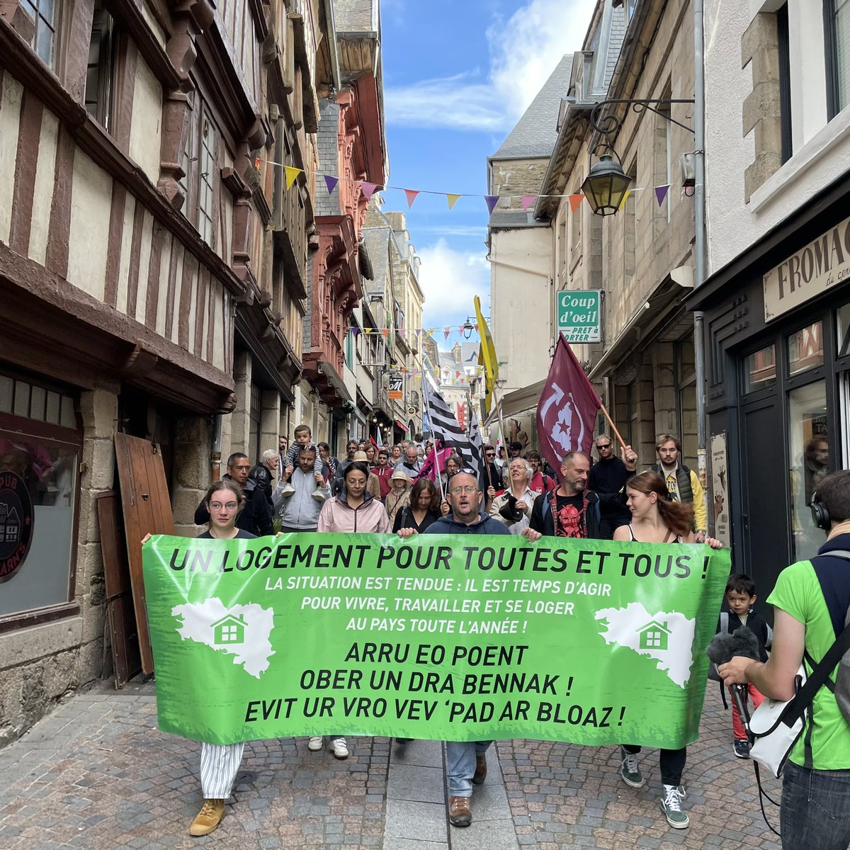 AntonBurel's tweet photo. "Un logement pour tous" Du monde dans les rues de #Lannion pour pouvoir vivre au pays et que la #Bretagne soit inscrit en zone tendue !

"Ul lojeiz d'an holl" tud zo war straedoù #Lannuon evit gellout bevañ er vro ha lakaat #Breizh en takad tenn ! #Bzhg #Bretagnezonetendue #Bzh https://t.co/7gEdTsolaV