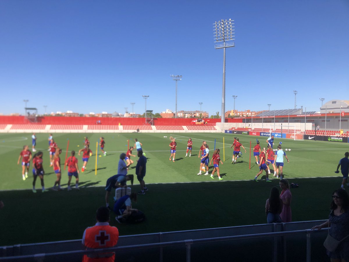 elabuchus's tweet photo. Ya en Alcalá. No hay árbitras. #yoconellas por favor @rfef @LigaF_oficial no se lo carguen @AtletiFemenino @RealSociedadFEM @Israelromero77 @FelipeImposter https://t.co/6kMqGnIAg3