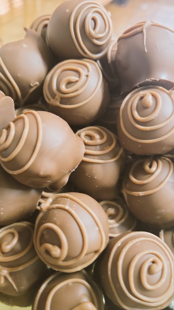 chrishousechocs's tweet image. Open today 10am to 4pm 😊🍫😍

#westonsupermare 
#luxurychocolate 
#chocolatetempering 
#handmadeuk