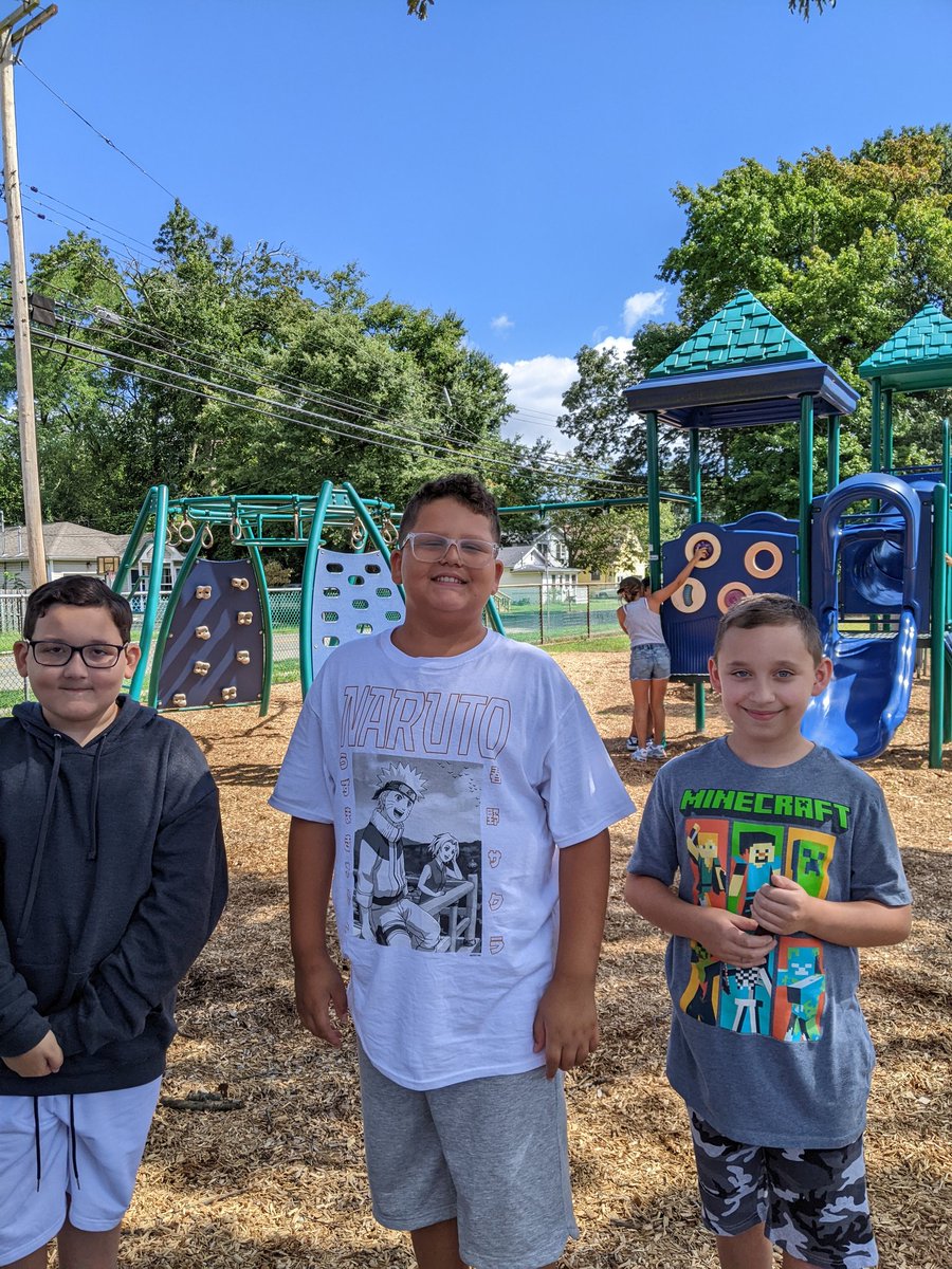 Mrsmurphymunch3's tweet photo. These Munchkins certainly know how to make a difference at our tiny but mighty school! #murphymunchkins #bigkidsnow #recess2022 https://t.co/HO2D0PFXwy