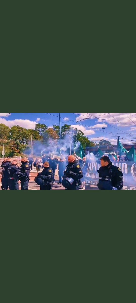 antifakoalala's tweet photo. @Polizei_MD 
Warum wurde der Aufzug der Neuen Stärke nicht unterbrochen, als Pyrotechnik gezündet wurde? Die eingesetzten Polizisten links im Bild, waren sogar zu der Versammlung gedreht.
Warum wurde nicht durchgegriffen, bei der Anzahl an Beamt*innen? 

#md0309 #magdeburg https://t.co/9juf2ucC32