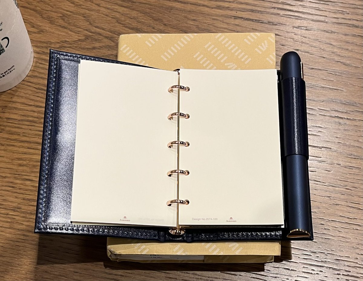 Lapisblau31's tweet photo. 休日に持ち歩く手帳と万年筆📖
ラミー ダイアログ CC とアシュフォード M5のコラボセット。
金属部分がローズゴールドで可愛い。

M5は(私には)仕事用としては小さすぎるから、専ら休日の持ち歩き用。文庫本よりも小さいから嬉しい。
#システム手帳 #ashford #lamy #dialogcc #万年筆 https://t.co/M6VPc3zy2d