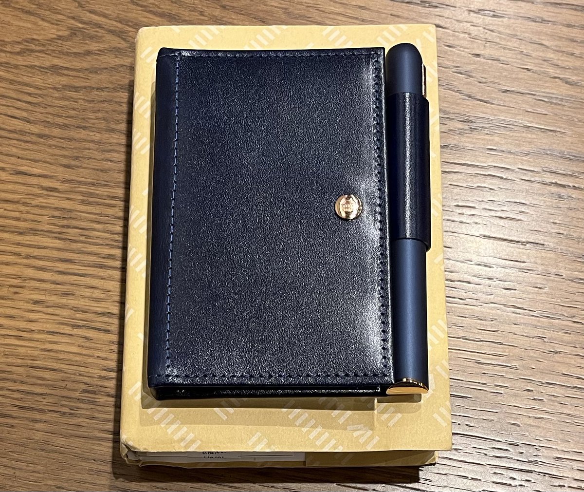 Lapisblau31's tweet photo. 休日に持ち歩く手帳と万年筆📖
ラミー ダイアログ CC とアシュフォード M5のコラボセット。
金属部分がローズゴールドで可愛い。

M5は(私には)仕事用としては小さすぎるから、専ら休日の持ち歩き用。文庫本よりも小さいから嬉しい。
#システム手帳 #ashford #lamy #dialogcc #万年筆 https://t.co/M6VPc3zy2d