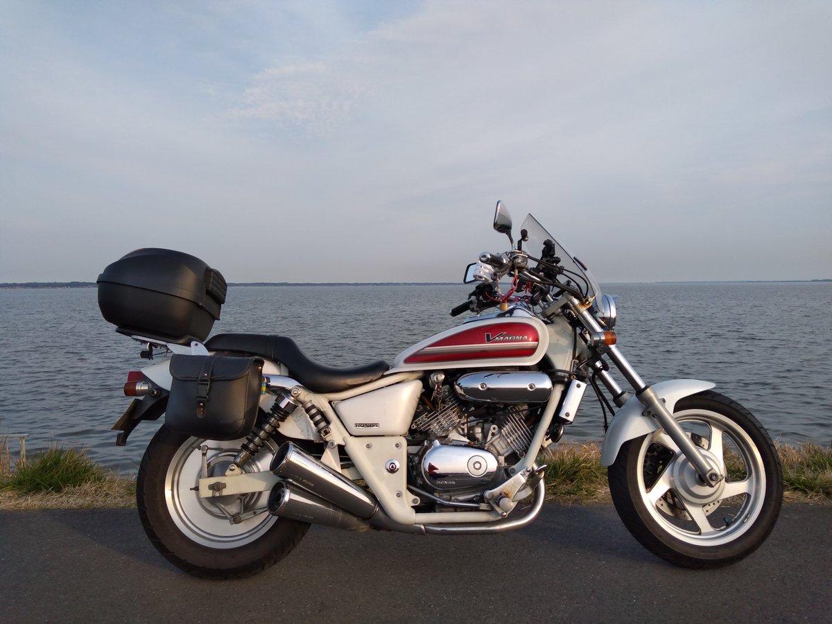 MagnaTakehiko's tweet photo. バイク乗りとして自己紹介。
名前　ぶいツイン-マグナ
性別　男(初老)
住み　東京
愛車　マグナ250(2003年型)

基本「ソロツーリング」ばかりですが、宜しくお願い致します🙏
#バイク乗り
#バイク乗りと繋がりたい
#バイクのある生活 https://t.co/ctNJKEjgfb