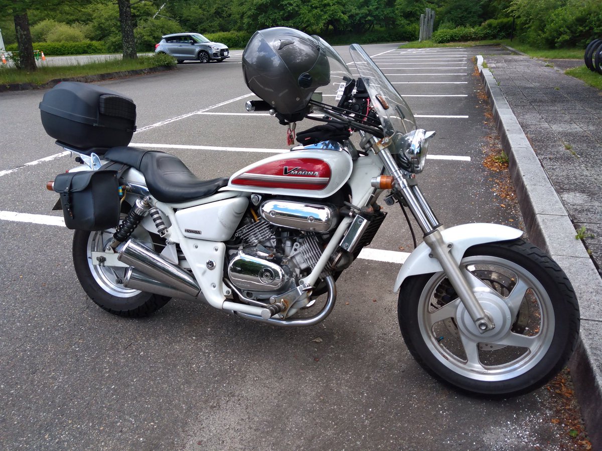 MagnaTakehiko's tweet photo. バイク乗りとして自己紹介。
名前　ぶいツイン-マグナ
性別　男(初老)
住み　東京
愛車　マグナ250(2003年型)

基本「ソロツーリング」ばかりですが、宜しくお願い致します🙏
#バイク乗り
#バイク乗りと繋がりたい
#バイクのある生活 https://t.co/ctNJKEjgfb
