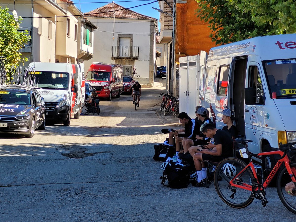 ElPeloton's tweet photo. #50VueltaSalamanca 🤗Saludos desde @aytoledrada, desde donde arrancará la etapa reina de esta @VueltaSalamanca 
Etapón el que se viene🤫con un terreno durísimo y la subida al tremendo puerto de Las Batuecas🤪
Pero antes vamos a disfrutar de la previa❤
🤳Les habla @FabioElPeloton https://t.co/3dstSet4EQ