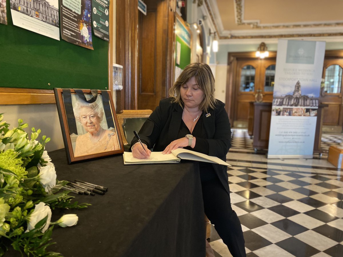 Yesterday I joined other Group Leaders and colleagues from @StockportMBC and @StockportLabour in signing the book of condolence at the Town Hall for Her Majesty Queen Elizabeth II.