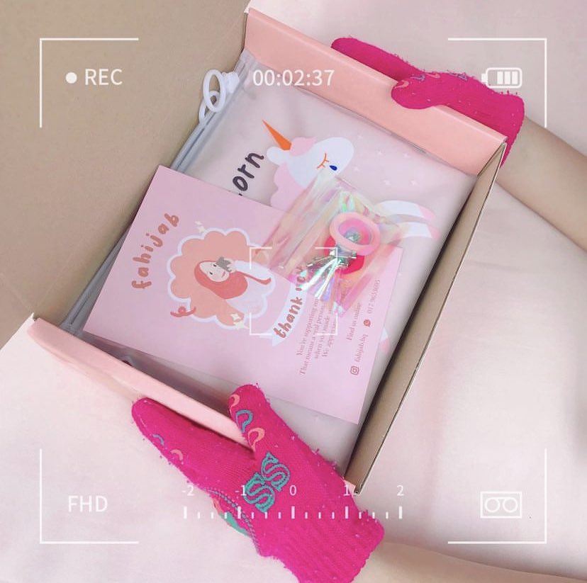 raudhahbungaa's tweet photo. βkalau boleh saya nak belikan sesuatu yang dia akan pakaiβ π
knock knock time julai haritu π«Άπ»
anyone want me to surprise kan your friend/partner ? hit my dm anytime π
#bungaKnock2dm #fahijabgiftbox https://t.co/EAA3aGz6kR