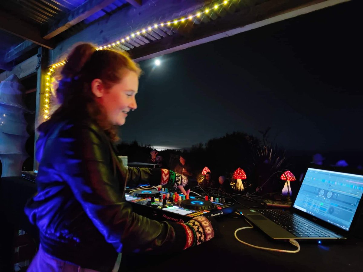 DeborahCLadyD's tweet image. Back to NZ after #ACMHN2022 saw my 15yo daughter playing female empowerment songs live on YouTube at a Goddess Party. Proud and so relevant as both survivors and nurses need to find and use their voices and be political. In our family, we use MUSIC to deliver the message 🙌💪😍