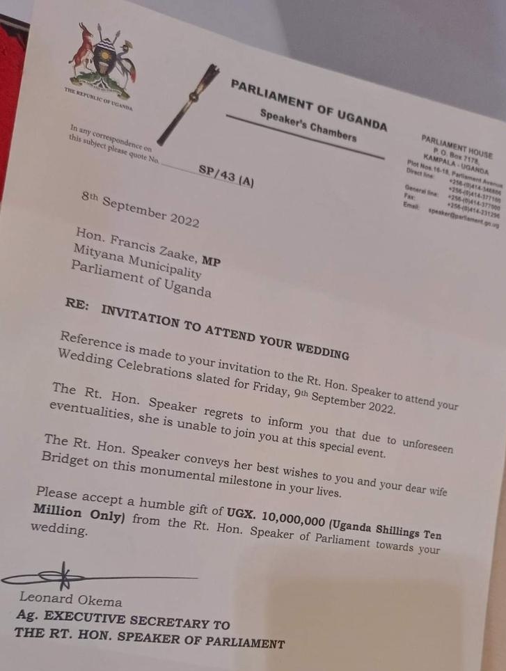 rwomchechen's tweet photo. Zake threw away the 10 million shillings from the very person he had invited for the wedding. 
#Amaranga 
They are indeed insane https://t.co/TxJUsmexX3