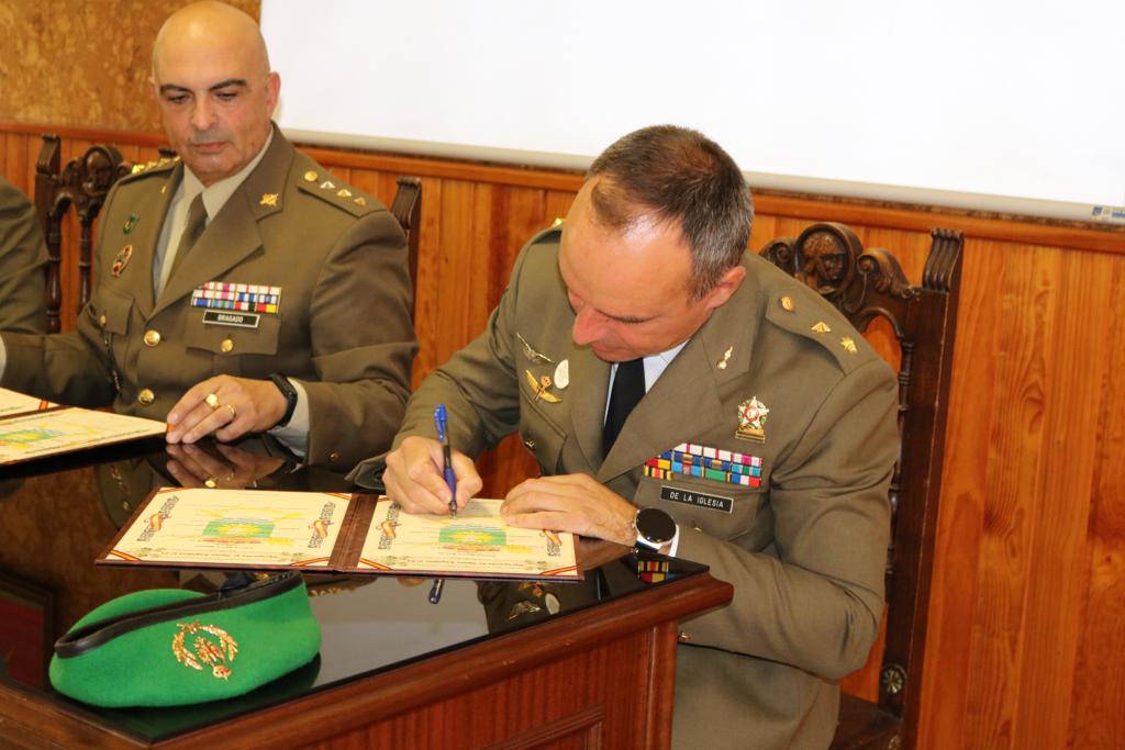 FUTER_ET's tweet photo. #BRILOG. Ayer en el Acuartelamiento Ofra-Vistsbella, La Laguna, tuvo lugar el acto de relevo de Mando del Grupo de Apoyo Logístico I/81 y la entrega del guión al teniente coronel Ricardo Rodríguez De La Iglesia. Bienvenido a la #AALOG 81. PRIMERA EN SERVIR. https://t.co/qBlIgps5R2