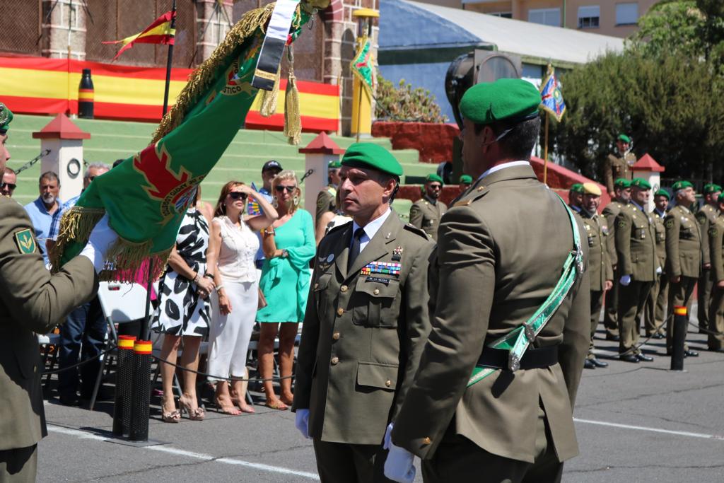 FUTER_ET's tweet photo. #BRILOG. Ayer en el Acuartelamiento Ofra-Vistsbella, La Laguna, tuvo lugar el acto de relevo de Mando del Grupo de Apoyo Logístico I/81 y la entrega del guión al teniente coronel Ricardo Rodríguez De La Iglesia. Bienvenido a la #AALOG 81. PRIMERA EN SERVIR. https://t.co/qBlIgps5R2